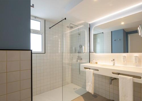 a bathroom with a glass shower and a sink at Abora Interclub Atlantic by Lopesan Hotels in San Agustin