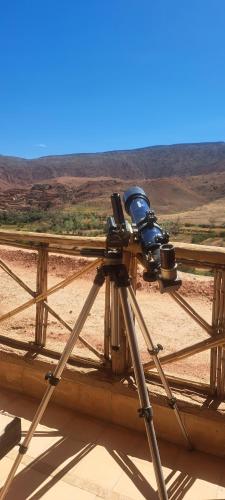a camera on a tripod in the desert at Maison d'Hôtes Irocha in Tisselday
