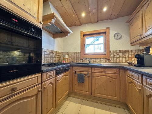 Kuchyň nebo kuchyňský kout v ubytování Einzigartiges Alpenstil Chalet mit Panoramablick