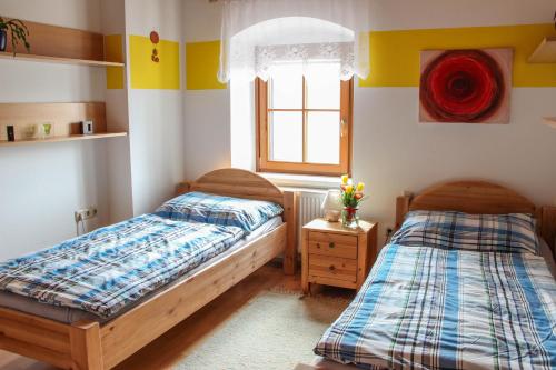 1 dormitorio con 2 camas y ventana en Gasthof Franzosenhof, en Wullowitz