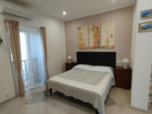 a bedroom with a bed and a painting on the wall at 7 Botti in Arcola