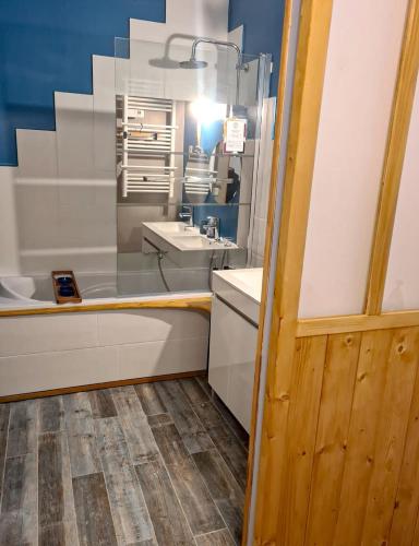 une salle de bain avec un lavabo et un miroir dans l'établissement La Vigneronne between river and sea, à Sérignan