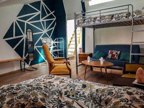 une chambre avec un lit et un lit superposé dans l'établissement La Vigneronne between river and sea, à Sérignan