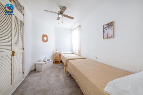 a bedroom with two beds and a window at Apartamentos Los Olivos Casa Azahar in Alcossebre