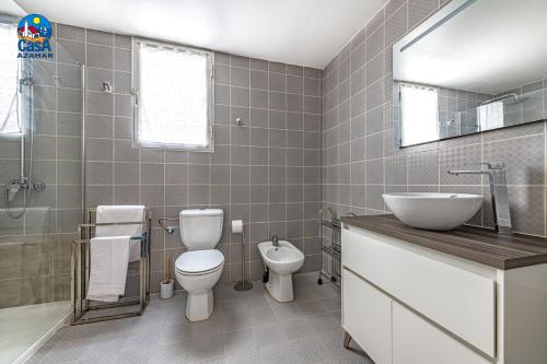 a bathroom with a toilet and a sink at Apartamentos Los Olivos Casa Azahar in Alcossebre