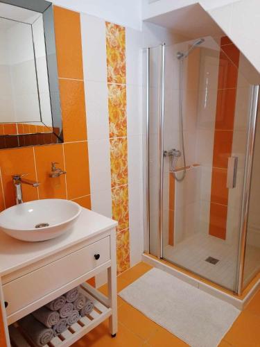 un baño con lavabo y ducha en Chalupa u Smolíků, en Brtnice