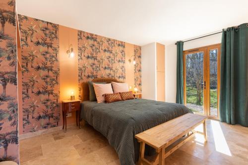 une chambre avec un lit et une table en bois dans l'établissement Mas 9 Romanin - Mas Provençal Familial, à Saint-Rémy-de-Provence