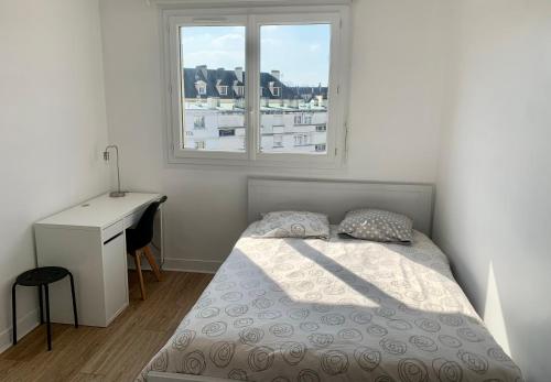une chambre avec un lit, un bureau et une fenêtre dans l'établissement Les Clés de Saint-Jean - Prox Port et Centre Ville, à Caen