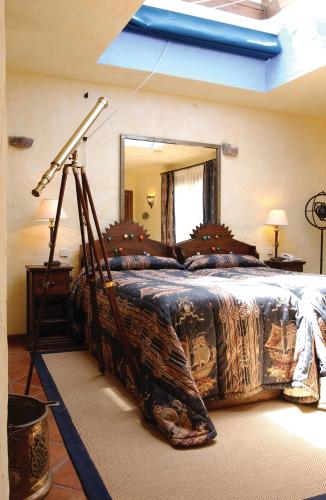 a bedroom with a bed with a large mirror at Hotel Amanhavis in Benahavís