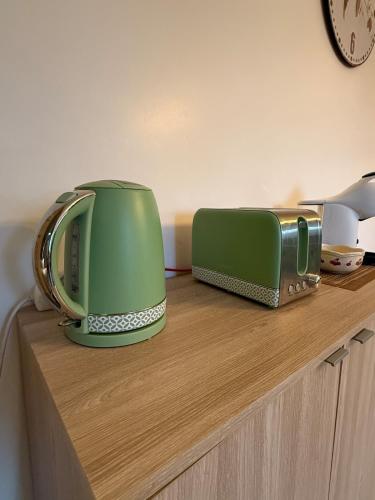 a green toaster sitting on top of a counter at Maison Cosy et Bohème in Châteaubernard