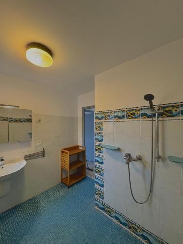 une salle de bain avec douche et lavabo dans l'établissement Appartement 7 personnes face mer 7BLION37, au Barcarès