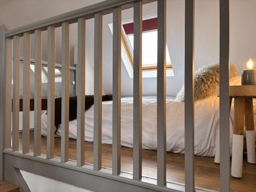 a crib with white sheets in a room at Jacobite Lodge by The House of Danu in Kingussie