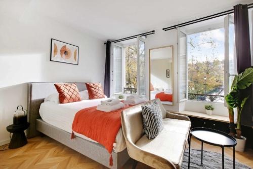 une chambre avec un lit, une chaise et des fenêtres dans l'établissement Bastille - Elegant Studio 2 persons, à Paris