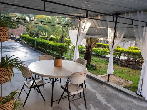 Taman di luar Villas Rocher