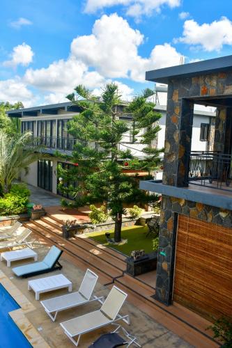 Taman di luar Villas Rocher