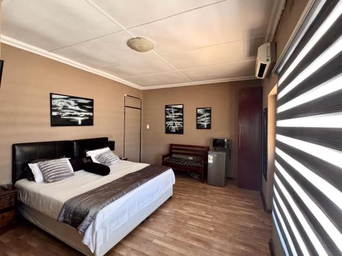Ένα ή περισσότερα κρεβάτια σε δωμάτιο στο Pyramid Guest Lodge
