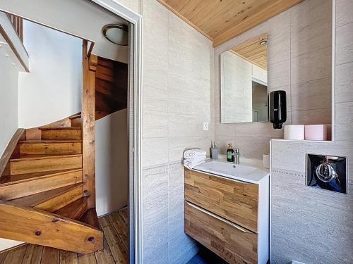 La salle de bains est pourvue d'un lavabo et d'un escalier en bois. dans l'établissement Hypercentre maison de ville, rue piétonne animée, à Clermont-Ferrand