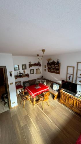 una sala de estar con una mesa y un sofá en La Sibilla, en Riscone
