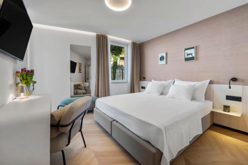 Golden Niche Apartment