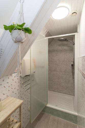 - une salle de bains avec douche sous les escaliers dans l'établissement Auberge du Blaisel, à Wirwignes