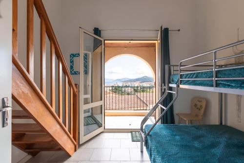 une chambre avec un lit superposé et une fenêtre dans l'établissement I Certali, à LʼÎle-Rousse