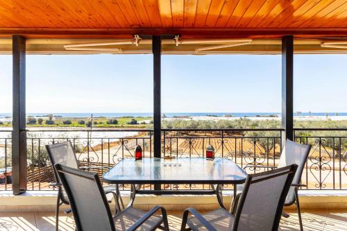 Балкон или терраса в Seaview & Nature Retreat - Filiatra's Cozy Hideaway