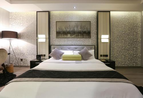 A bed or beds in a room at Continent Al Waha Hotel Riyad