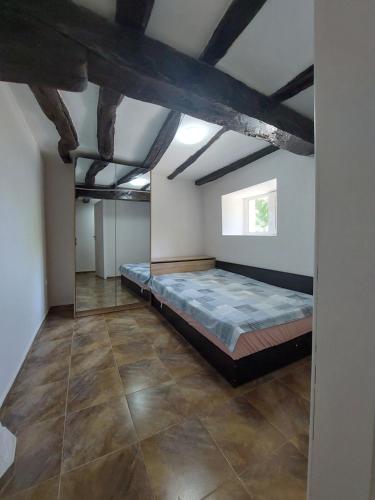 Un dormitorio con una cama grande en una habitación. en Вила Хейла, en Voditsa