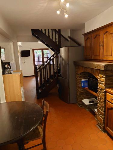 Il dispose d'une cuisine avec une cheminée, une table et un réfrigérateur. dans l'établissement 6MIR17 - Chaleureuse maison de pêcheurs idéalement située, à Collioure