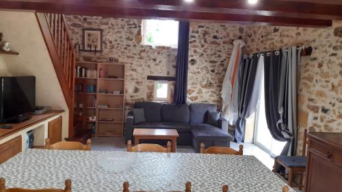 un salon avec un canapé et une table dans l'établissement vacance a la campagne, à Montcabrier