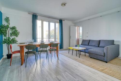 un salon avec un canapé, une table et des chaises dans l'établissement La Villa Juliette - Charmant Appartement à 30 minutes de Paris, à Créteil