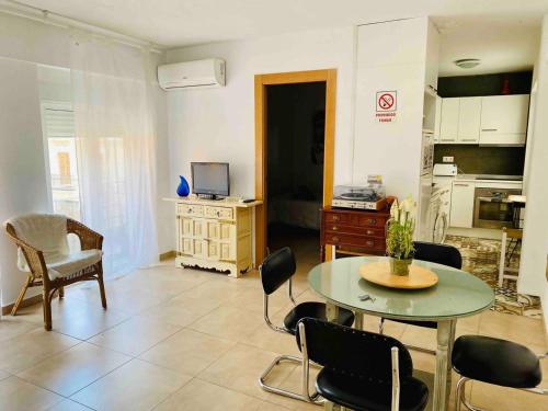 un soggiorno con tavolo e sedie di Apartamento centro a Murcia
