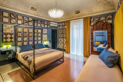 a bedroom with a bed and a couch at Le Stanze al Genio di Darlon in Palermo