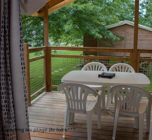 En balkon eller terrasse på Camping les Plages de Loire