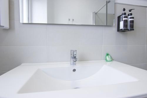 łazienka z umywalką, lustrem i umywalką w obiekcie RentalSevilla Plaza del Zurraque w Sewilli