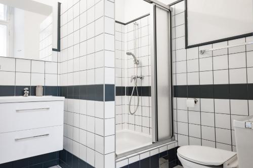 a bathroom with a shower and a toilet at Votivpark Rooms I Self Check In in Vienna