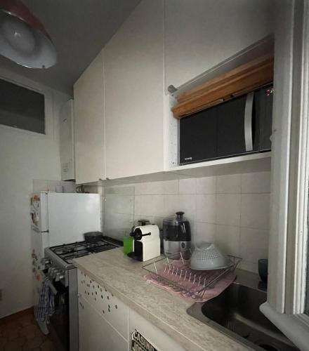 une cuisine avec un évier et un plan de travail dans l'établissement Charmant appartement Marais, à Paris