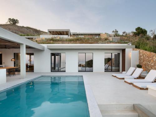 ein Bild von einem Haus mit einem Swimmingpool in der Unterkunft Design Villa Nea Skioni by Halkidiki Villas in Nea Skioni