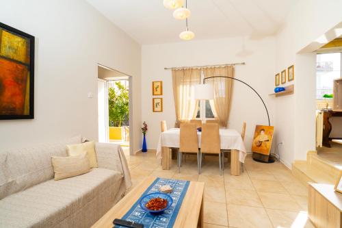 Niki Apt by The Grid Collective Parking,500Mbps,Near OAKA,Kifisias Business Hub