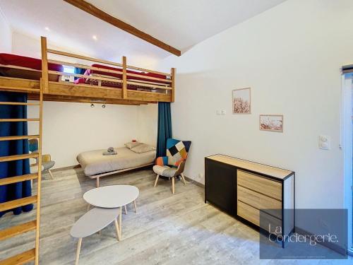 a bedroom with a bunk bed and a desk at La Maison du Chapron - Jaunay Marigny - Futuroscope in Jaunay-Marigny