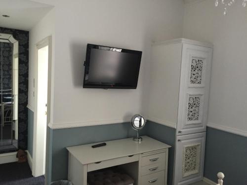 TV a/nebo společenská místnost v ubytování Lochnagar Guest House