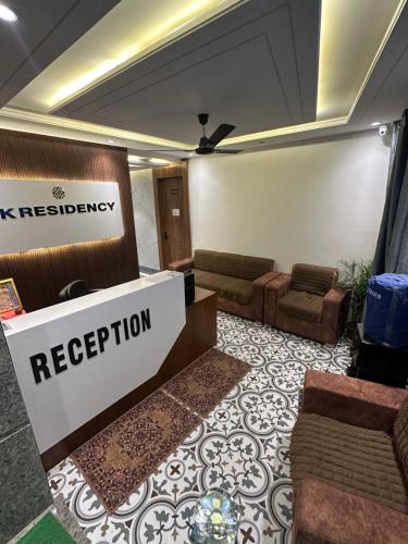 Лобби или стойка регистрации в S K Residency