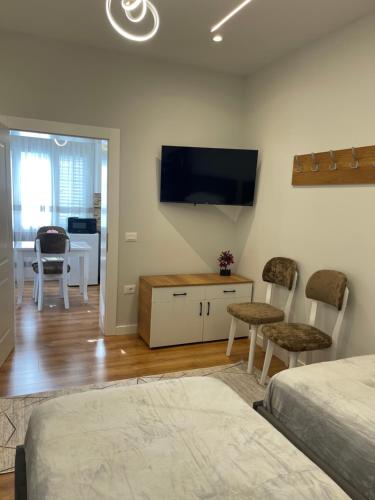 TV a/nebo společenská místnost v ubytování Guest House White Villa