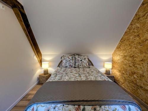 - une chambre avec un lit et deux lampes de chaque côté dans l'établissement Maison berrichonne au calme avec jardin et cheminée près de Châteauroux - FR-1-591-717, à Meunet-Planches