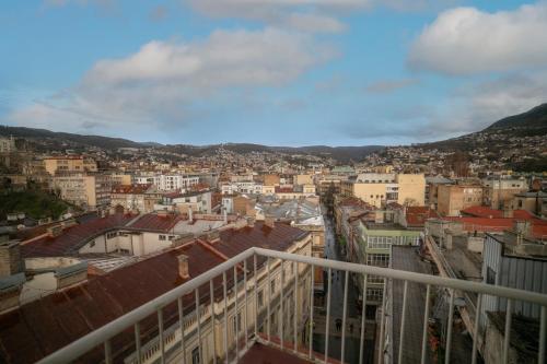 O vedere generală la munți sau o vedere la munte luată de la acest apartament