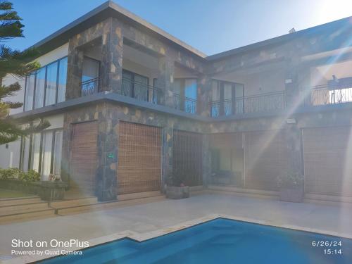 Bazen u ili blizu objekta Villas Rocher