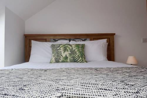 Una cama o camas en una habitación de Mount Brandon Haven