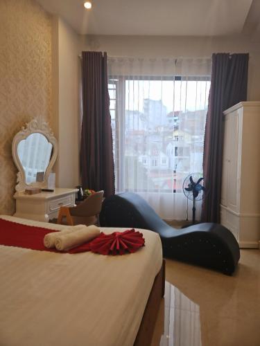 a bedroom with a large bed with a large window at Love Hotel - Khách Sạn Theo Giờ in Da Lat