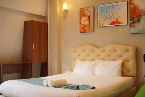 a bedroom with a bed in a hotel room at Love Hotel - Khách Sạn Theo Giờ in Da Lat