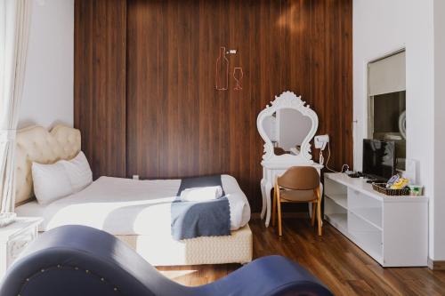 a bedroom with a white bed and a mirror at Love Hotel - Khách Sạn Theo Giờ in Da Lat